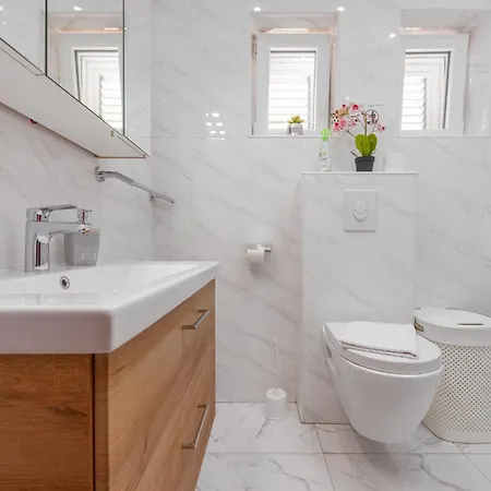 וילה Luxury With A Swimming Pool Turanj, Biograd - 18274 סבטי פיליפ אי ג'קוב