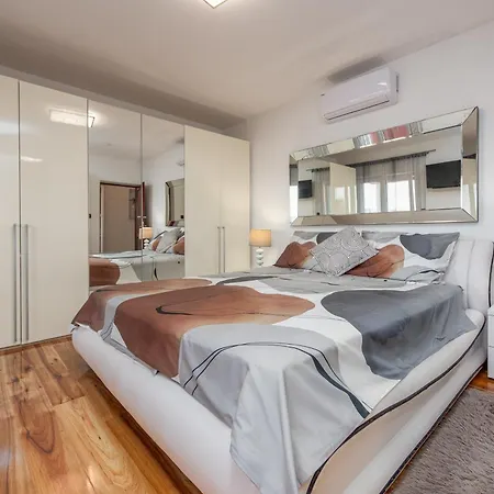וילה Luxury With A Swimming Pool Turanj, Biograd - 18274